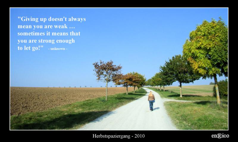 Ein mit Bäumen gesäumter Weg auf dem eine Person in die Ferne läuft. Zitat: "Giving up doesn't always mean you are weak... sometimes it means that you are strong enough to let go!" unknown